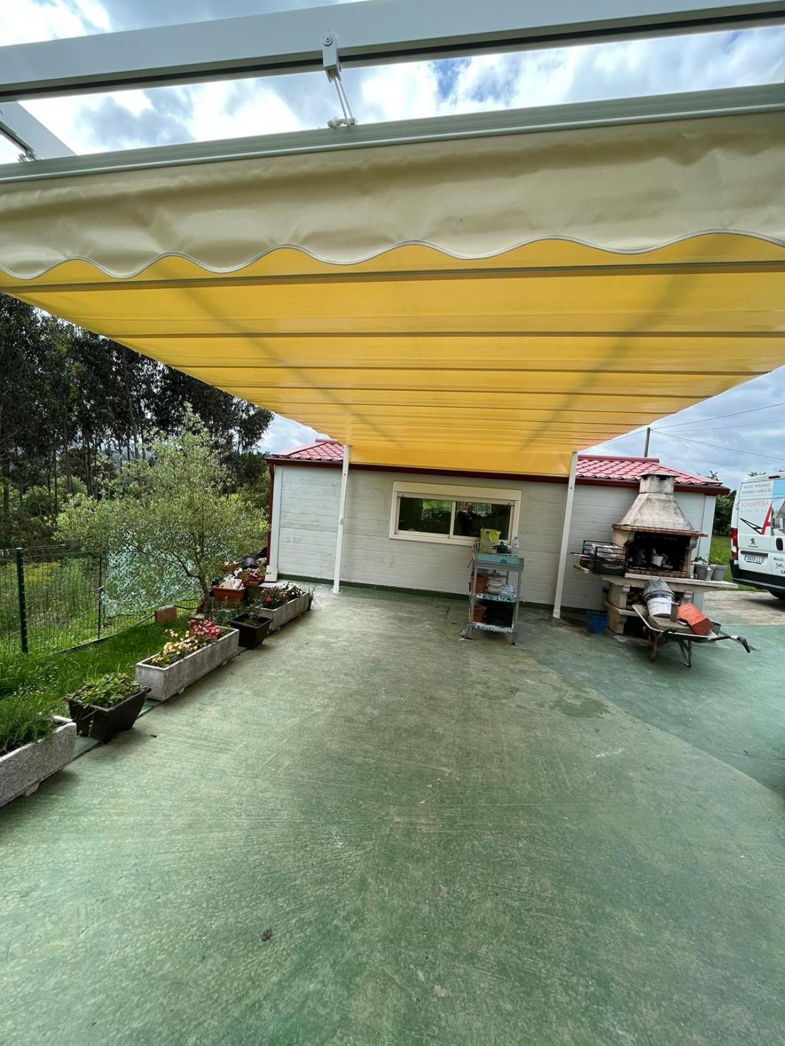 Toldo amarillo grande cerrado en pérgola