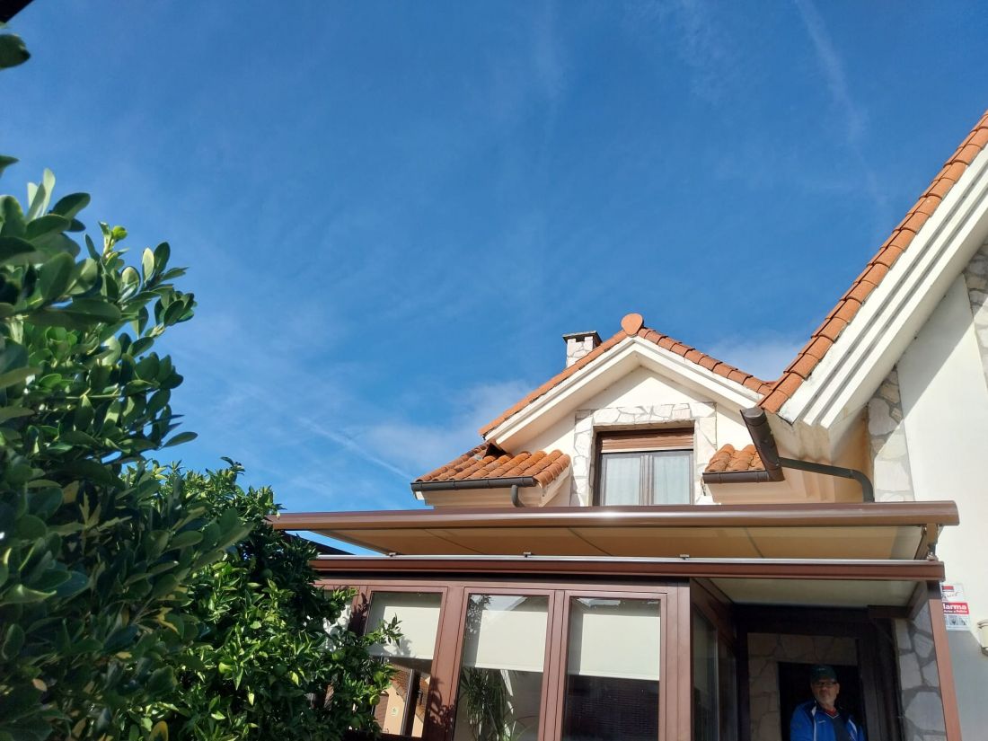 Toldo de color crema cerrado en techo de  terraza