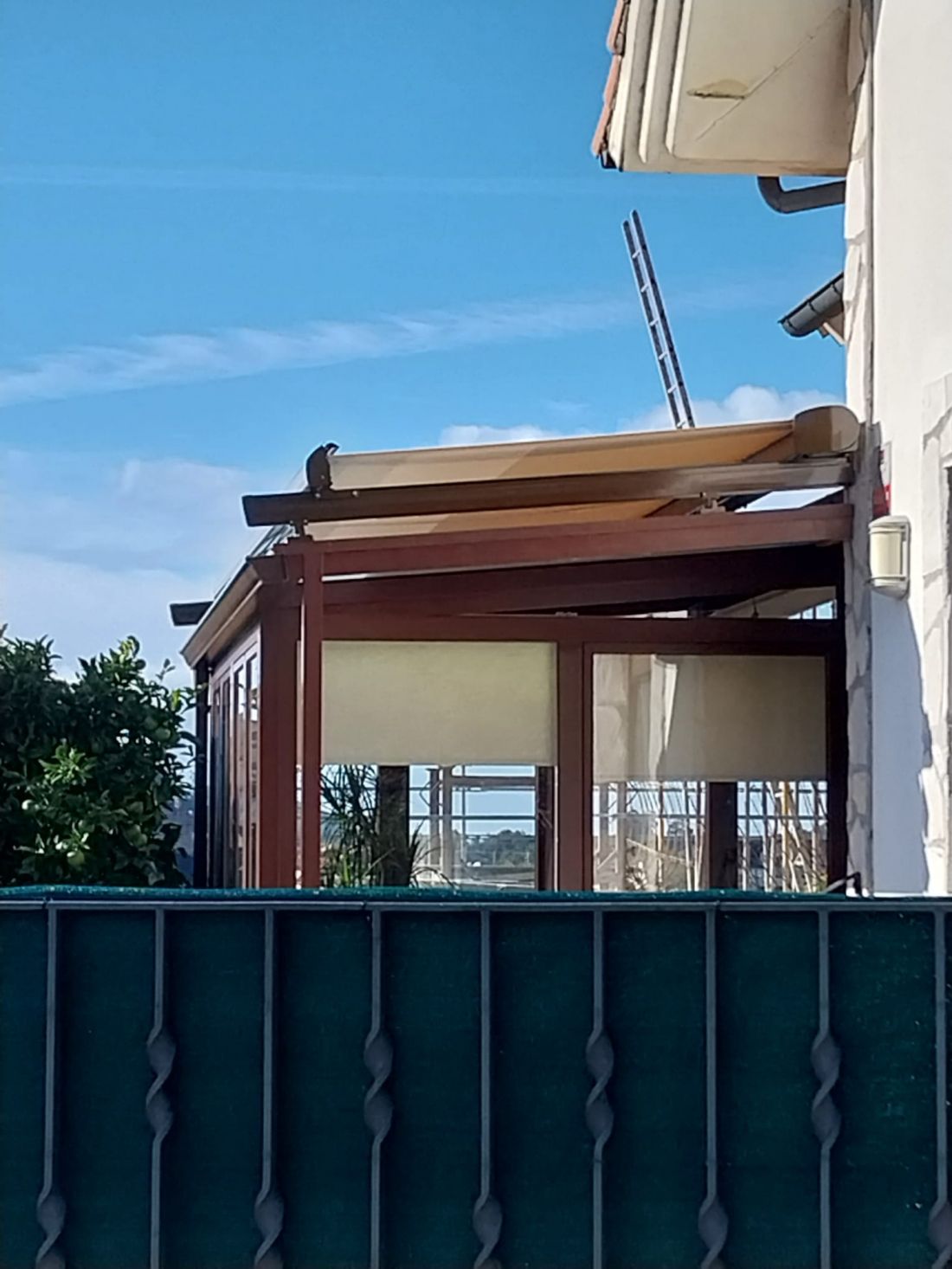 Toldo de color crema en terraza cerrada y ventanas