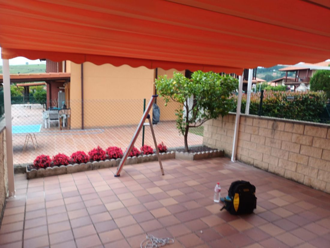 Toldo grande naranja cerrado en terraza