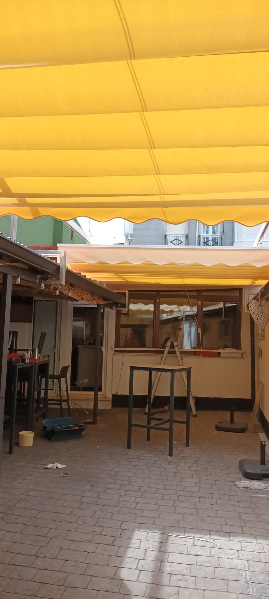 Toldo amarillo cerrado en terraza