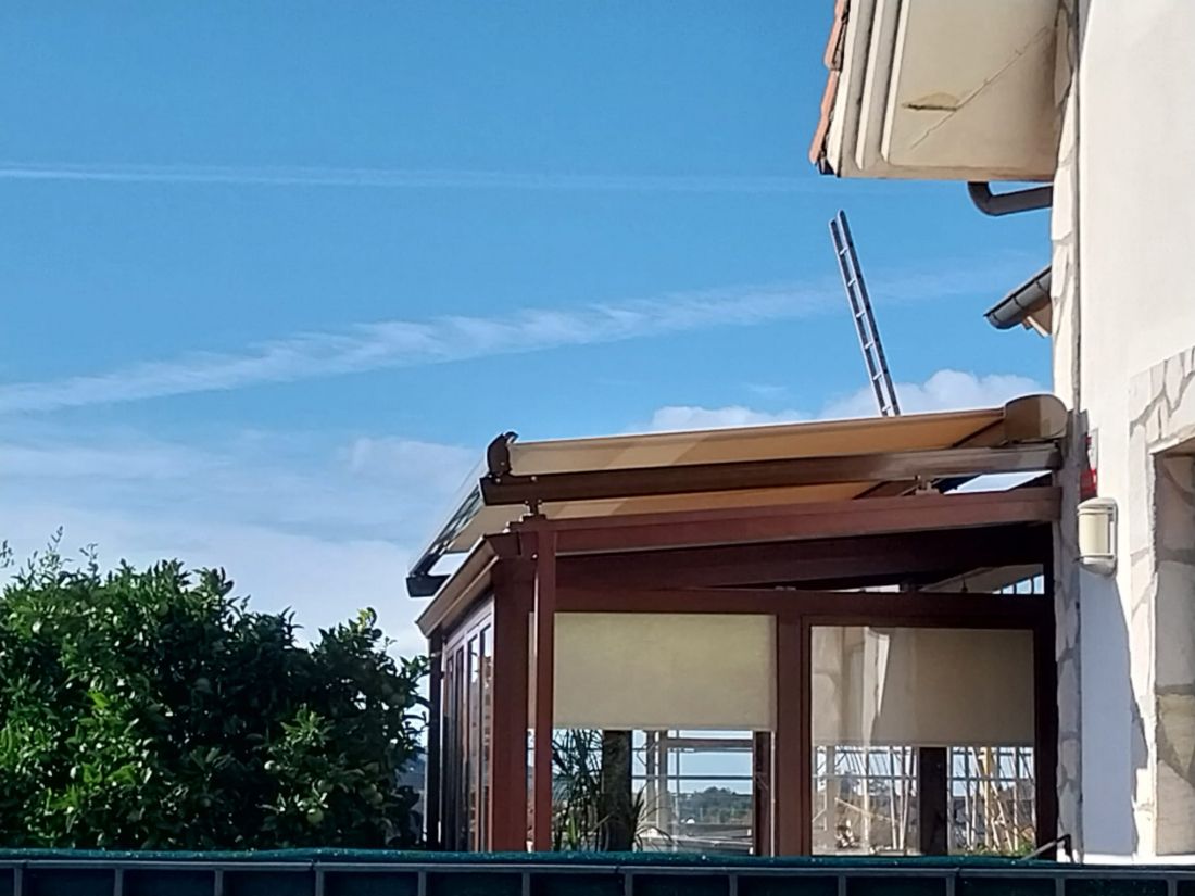 Toldos de color crema en terraza cerrada y ventanas