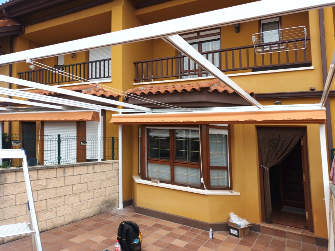 Toldo naranja cerrado en terraza