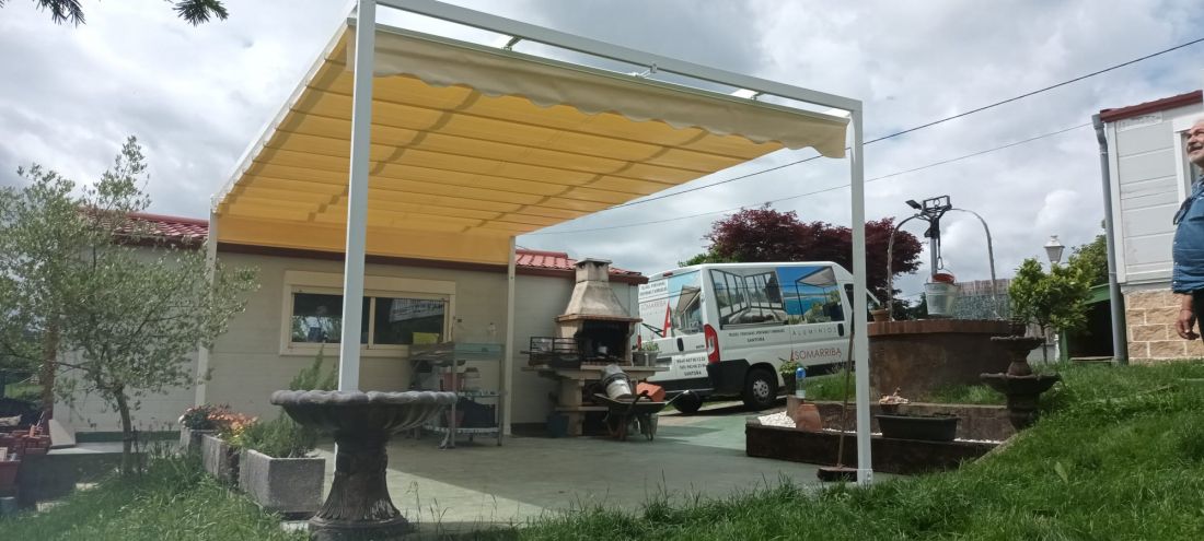 Toldo amarillo cerrado en pérgola