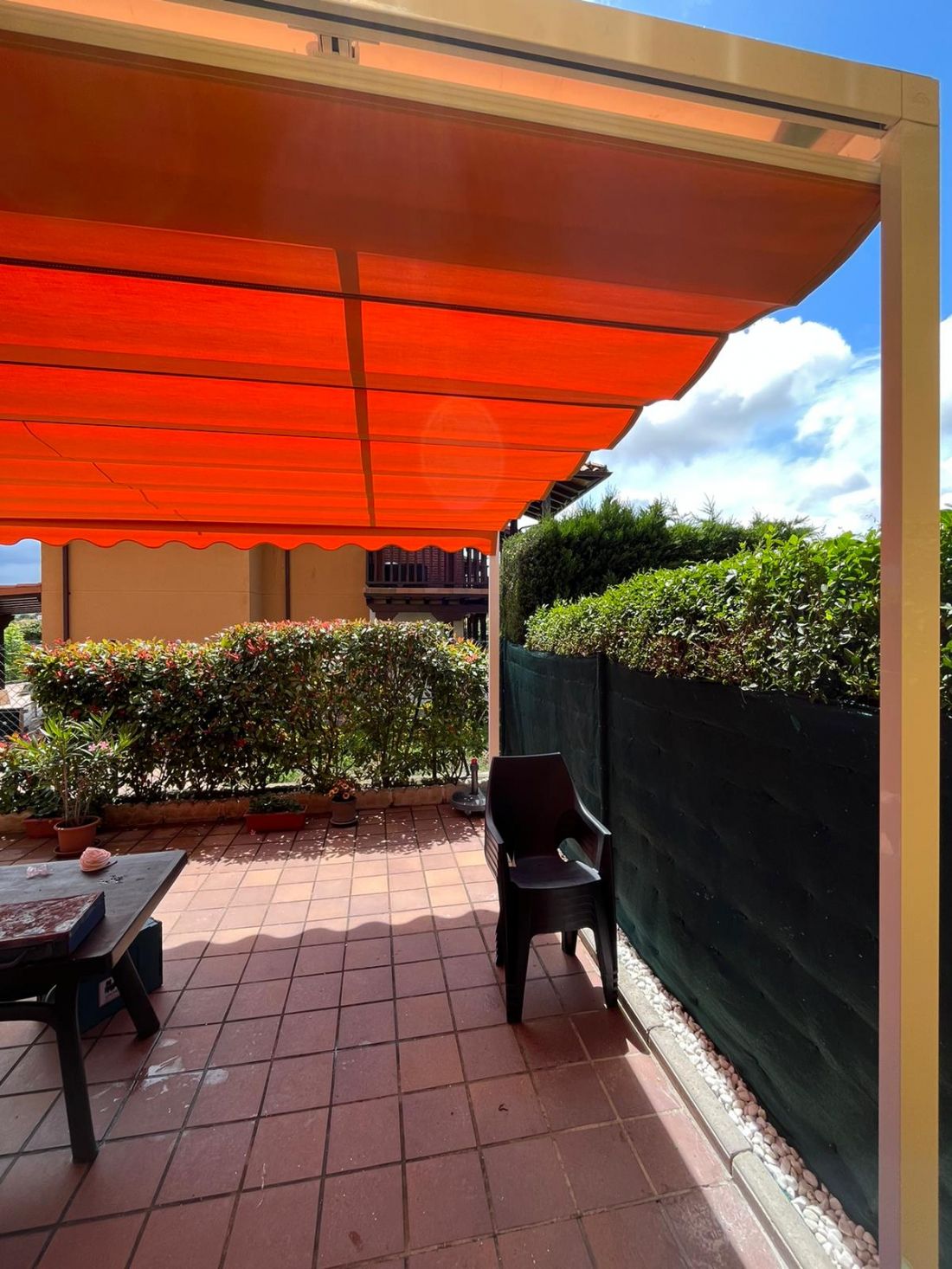 Toldo naranja cerrado en terraza exterior