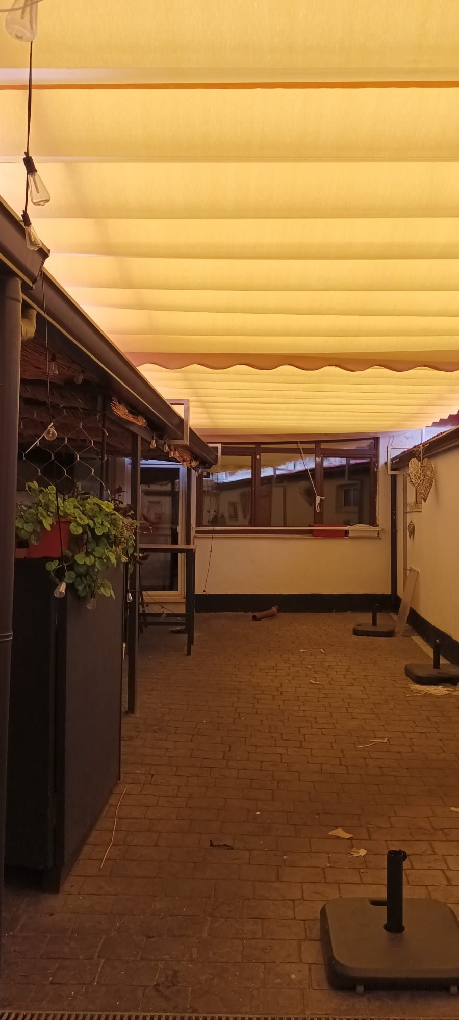 Dos toldos amarillos cerrados en terraza