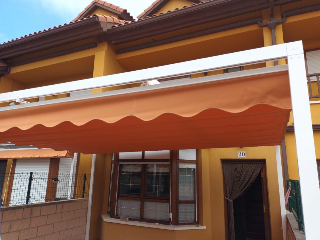 Toldo grande naranja abierto en terraza exterior
