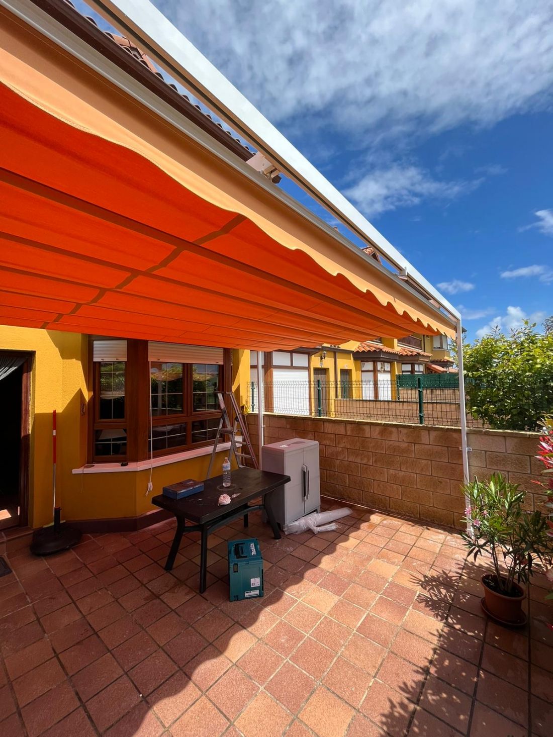 Toldo naranja cerrado en terraza